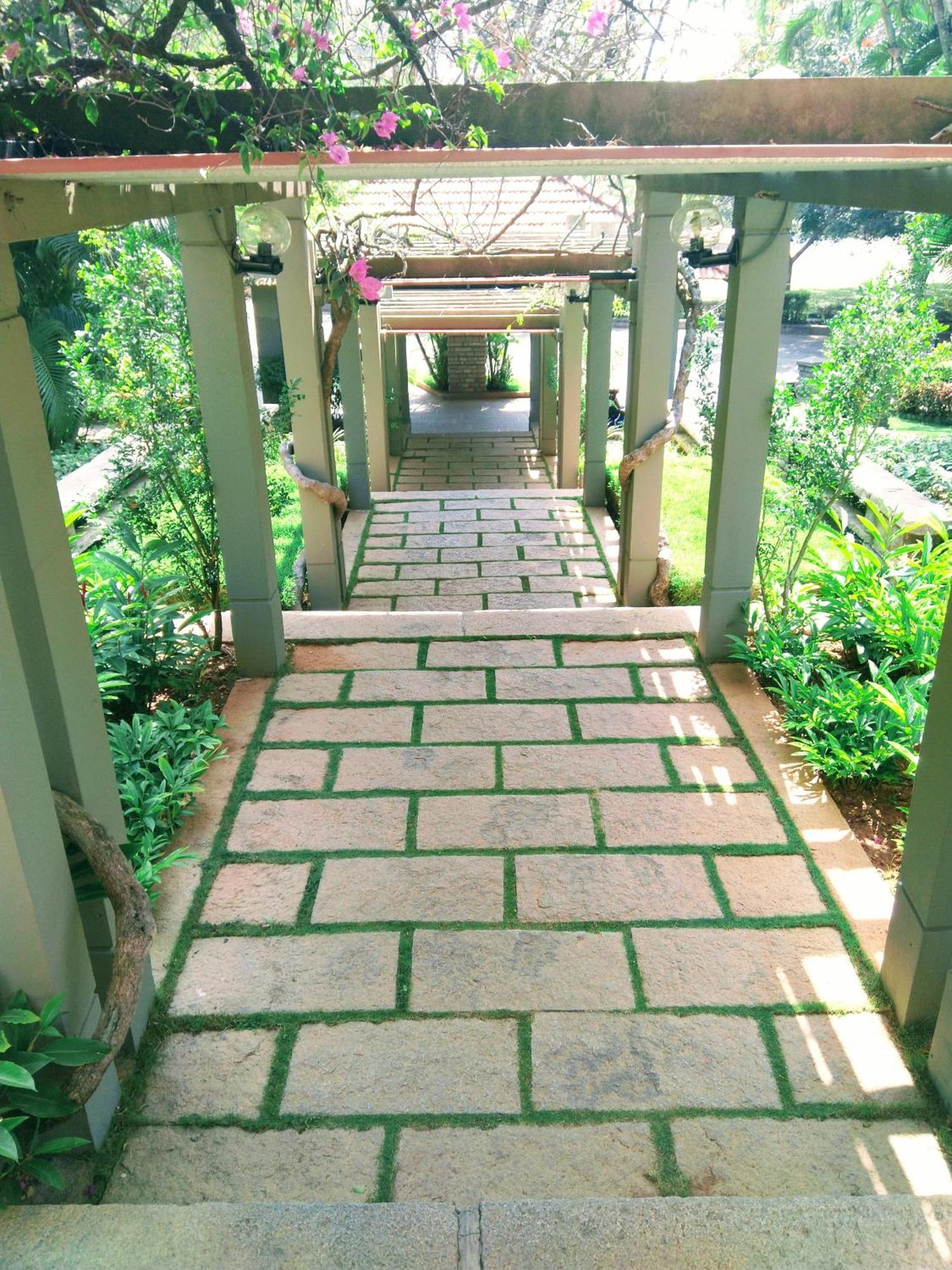 Angsana Oasis Spa & Resort Yelahanka Esterno foto
