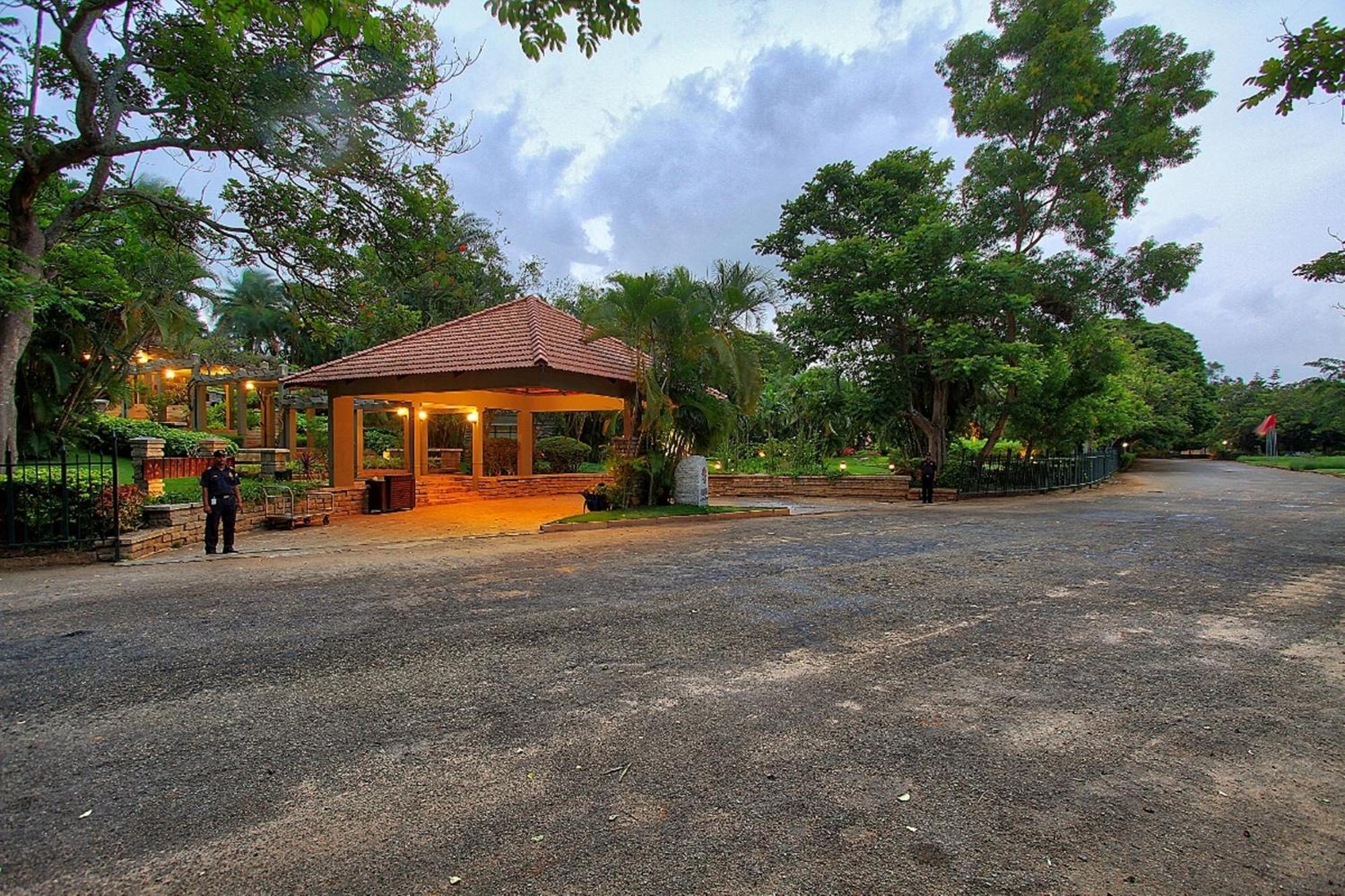 Angsana Oasis Spa & Resort Yelahanka Esterno foto
